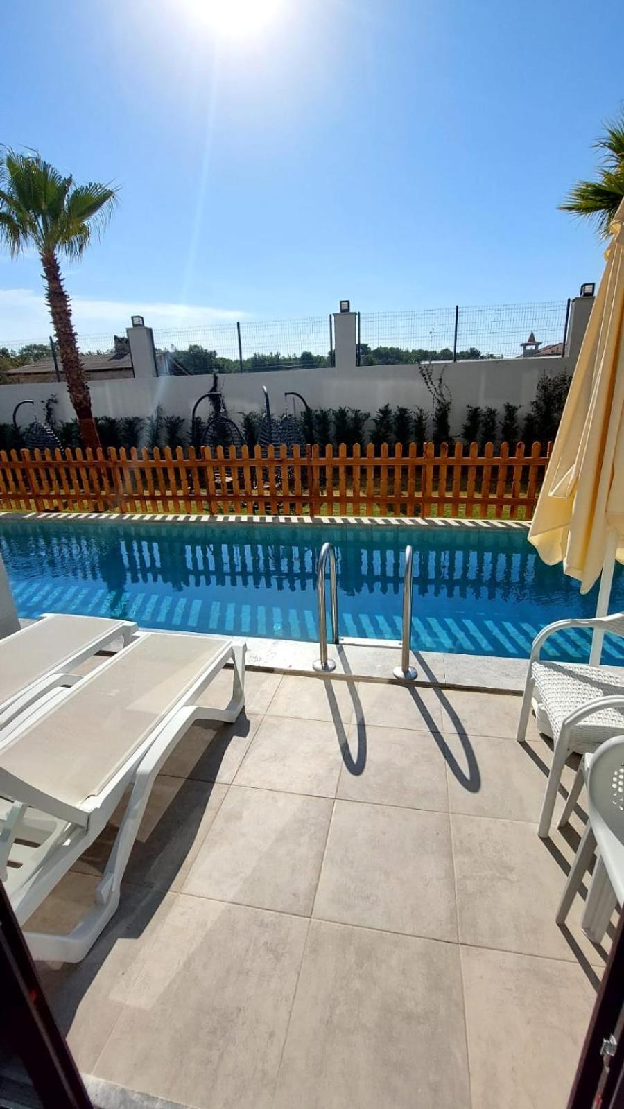 Side Moon Palace Bagian luar foto